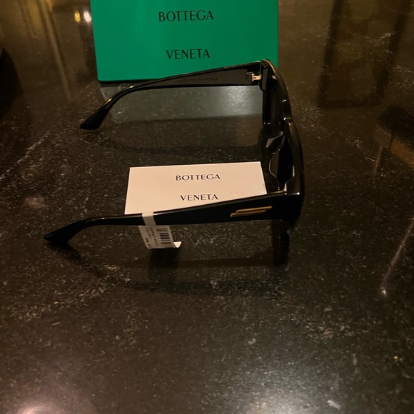 BOTTEGA VENETA BLACK SUNGLASSES - Picture 3 of 5